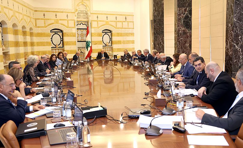 نشست ژوزف عون، رئیس جمهور لبنان با مسئولان این کشور درباره خلع سلاح حزب‌الله