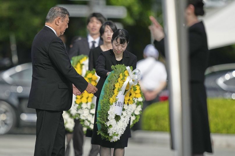 El primer ministro de Japón, Shigeru Ishiba, ofrece flores al Cenotafio Conmemorativo durante la ceremonia del 80.º aniversario del bombardeo de Hiroshima, Japón