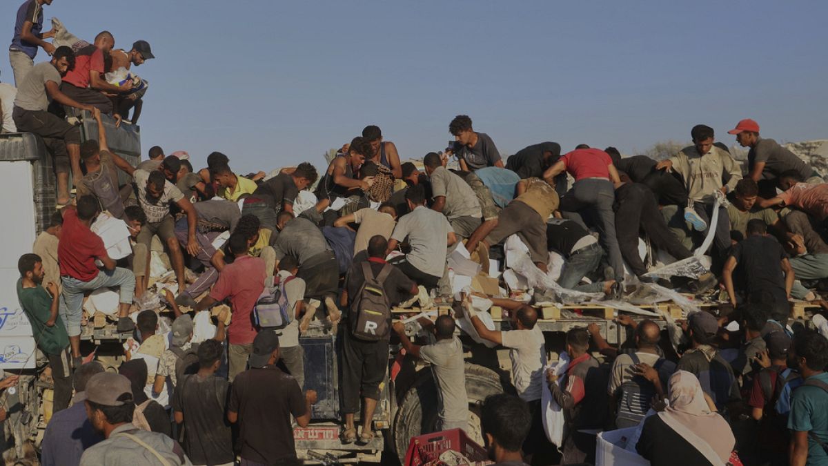 القطاع المنهك يواصل المعاناة.. انقلاب شاحنة مساعدات يودي بحياة 20 شخصًا في غزة