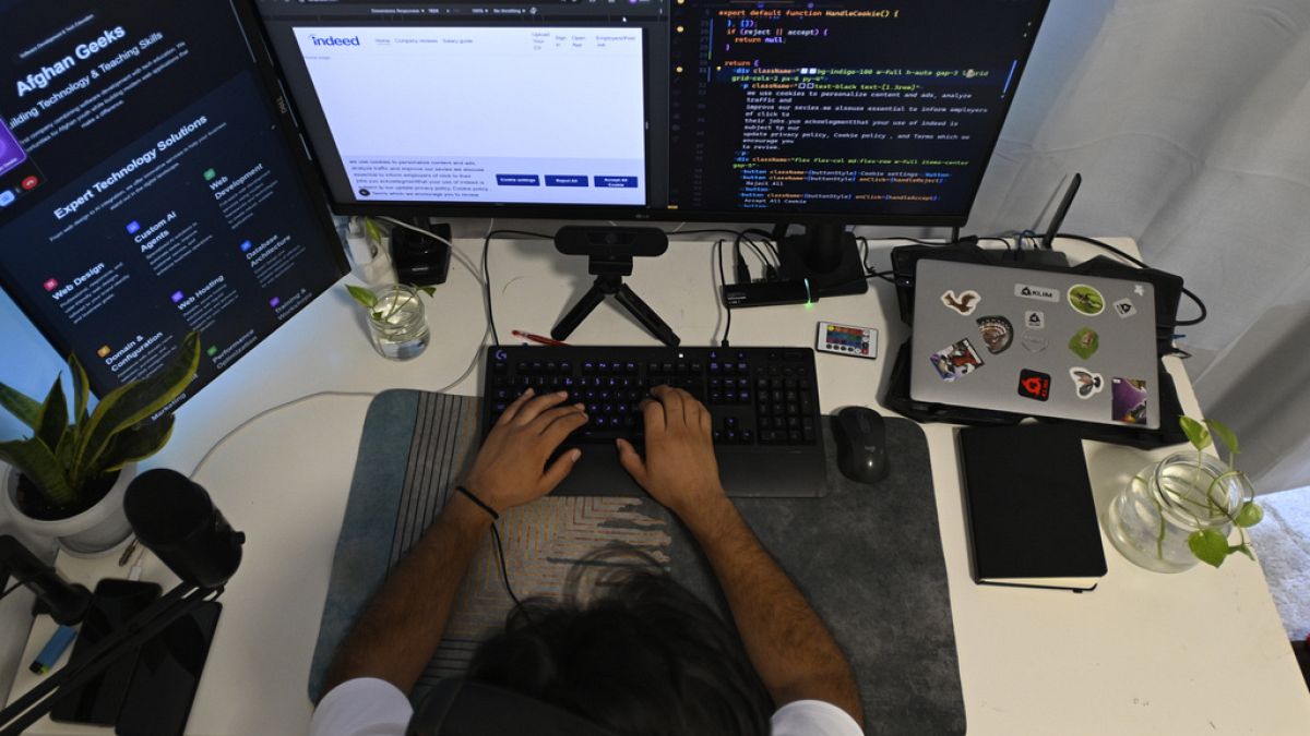 Grèce : un réfugié enseigne le codage informatique à des jeunes femmes afghanes