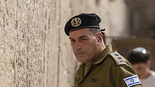 رئيس الأركان العسكري الإسرائيلي الجديد، الفريق إيال زامير، يضع أوراقًا في الحائط الغربي، أقدس موقع للصلاة عند اليهود، في البلدة القديمة بالقدس، يوم الأربعاء 5 مارس/آذار 2025. 