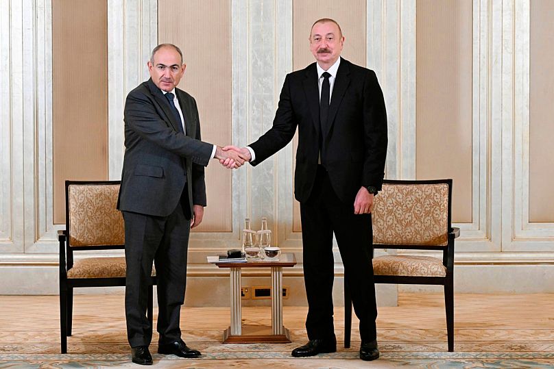 Никол Пашинян и Ильхам Алиев на встрече в Абу-Даби