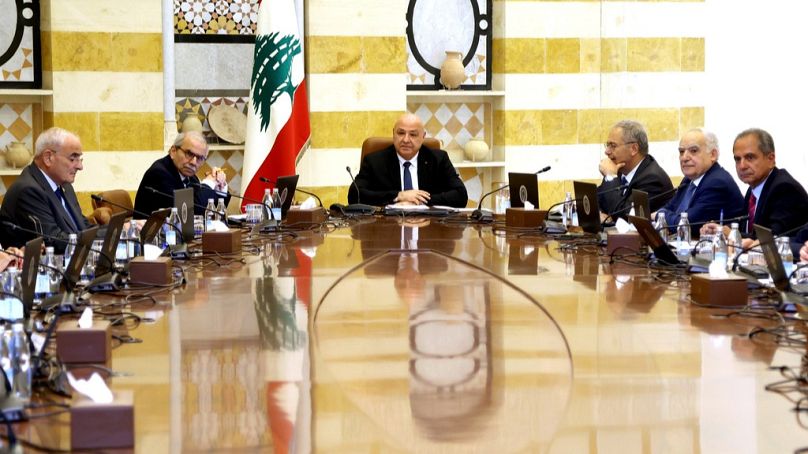 Presidente libanês Joseph Aoun, ao centro, e o primeiro-ministro Nawaf Salam, à esquerda ao fundo, na reunião do Conselho de Ministros em Baabda, Líbano,5 de agosto de 2025