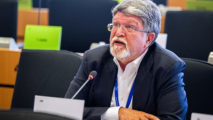 Relatore del Parlamento Ue per la Serbia pubblica foto in tenuta militare, Belgrado chiede dimissioni