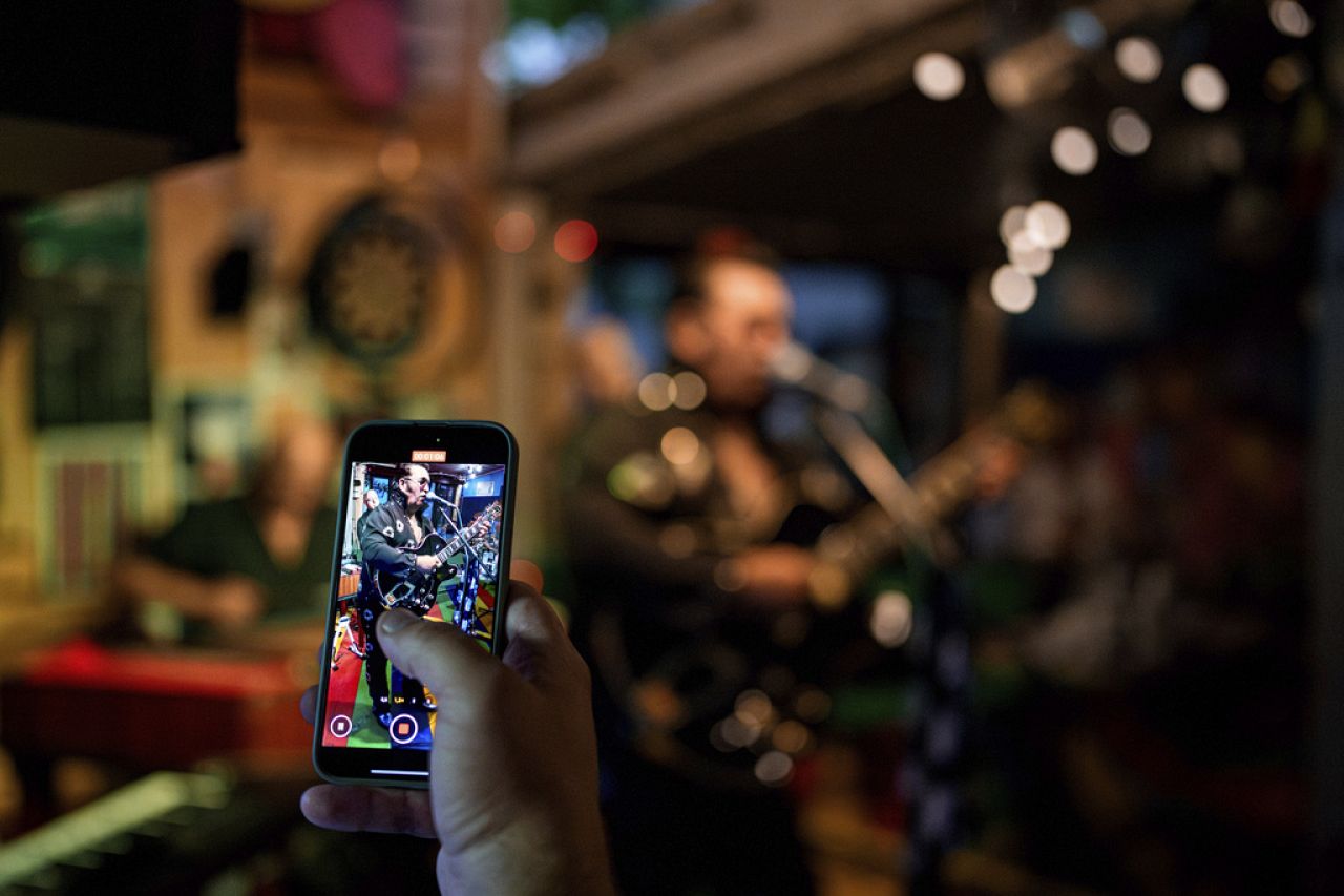 A customer records video of Tudor Lakatos, known as Elvis Rromano,