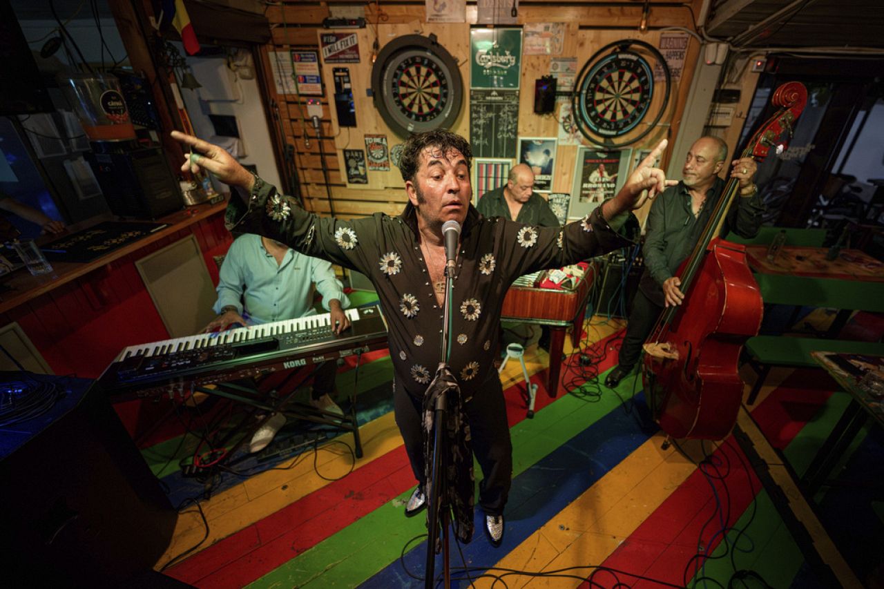 Lakatos sings in the Romani language, Romanian and English.