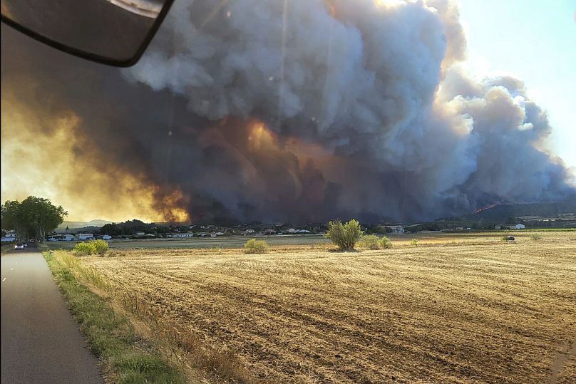 El incendio arde en el macizo de Corbières, una sierra cercana a la ciudad sureña de Perpiñán, el 5 de agosto de 2025