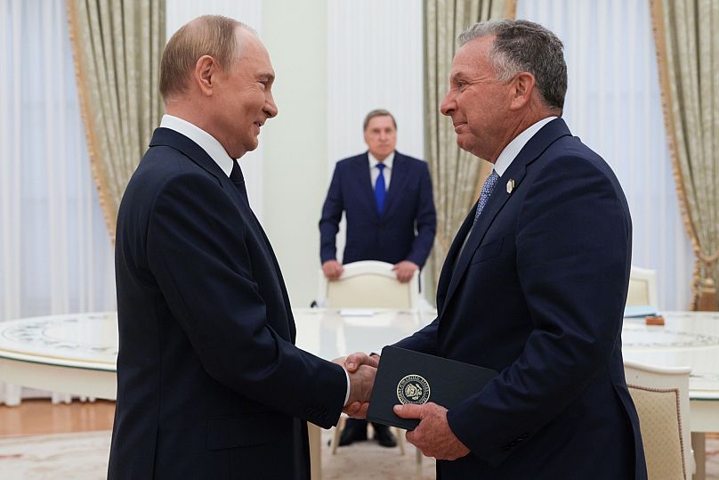 O presidente russo, Vladimir Putin, e o enviado especial dos EUA, Steve Witkoff, durante a sua reunião em Moscovo, 6 de agosto de 2025