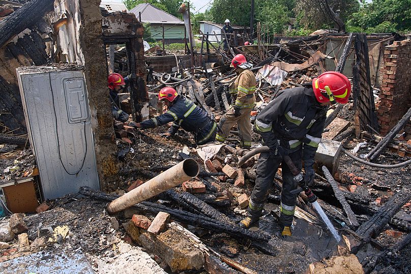 Bombeiros apagam um incêndio após um ataque russo em Zaporizhzhia, 6 de agosto de 2025