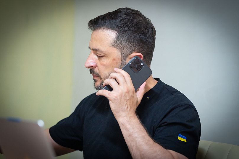 Volodymyr Zelenskyy fala com o seu homólogo norte-americano, Donald Trump, a 6 de agosto de 2025