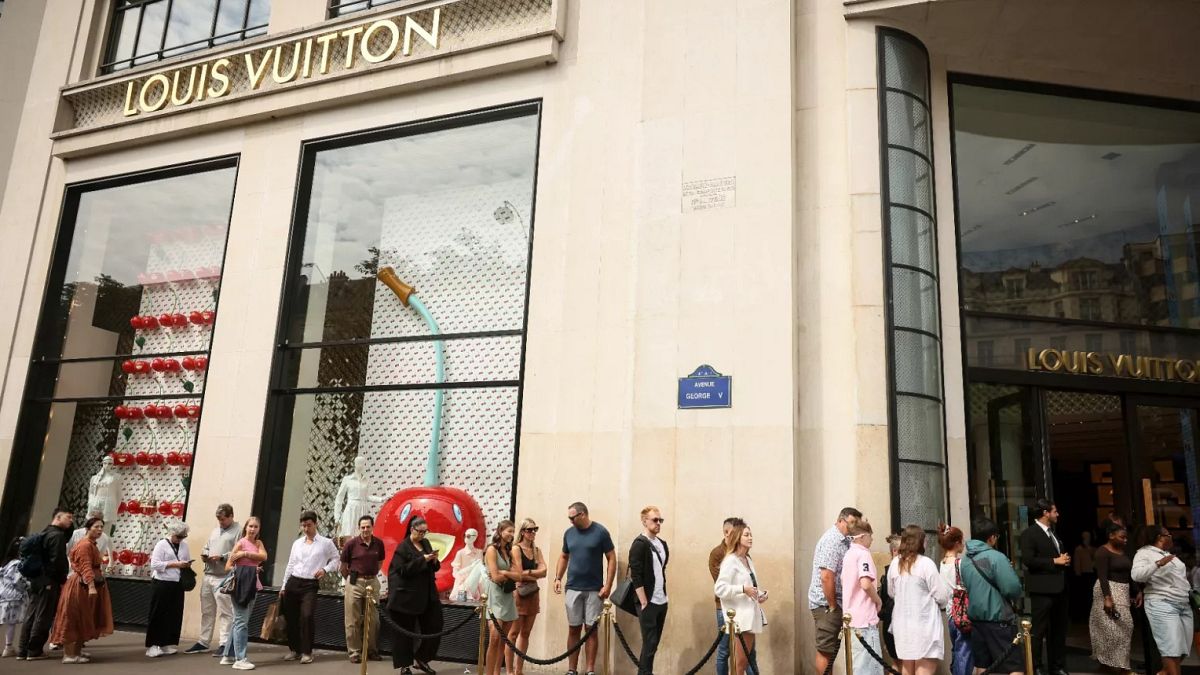 Brexit envía británicos a Europa para Louboutins en un ocurrencia al fastuosidad del Reino Unido