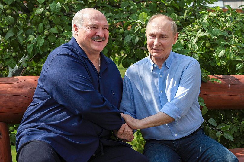 Le président russe Vladimir Poutine et le président biélorusse Alexandre Loukachenko lors de leur visite au skite Smolensky du monastère de Valaam, l'île de Valaam, 01.08.2025