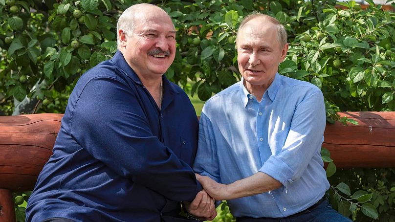 Prezydent Rosji Władimir Putin i prezydent Białorusi Alaksandr Łukaszenka podczas wizyty w Smoleńskim Skeciе Monasteru Wałaam na wyspie Wałaam, 1 sierpnia 2025 roku.
