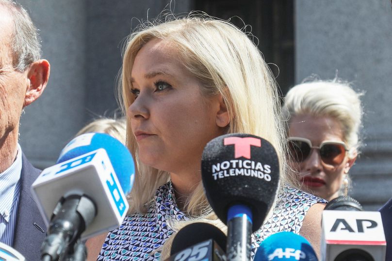 Virginia Giuffre, ao centro, dá uma entrevista coletiva em frente a um tribunal de Manhattan, em Nova Iorque, em 27 de agosto de 2019.
