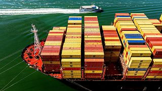 Грузовые контейнеры заполняют судно в порту Окленда, 6 августа 2025 года