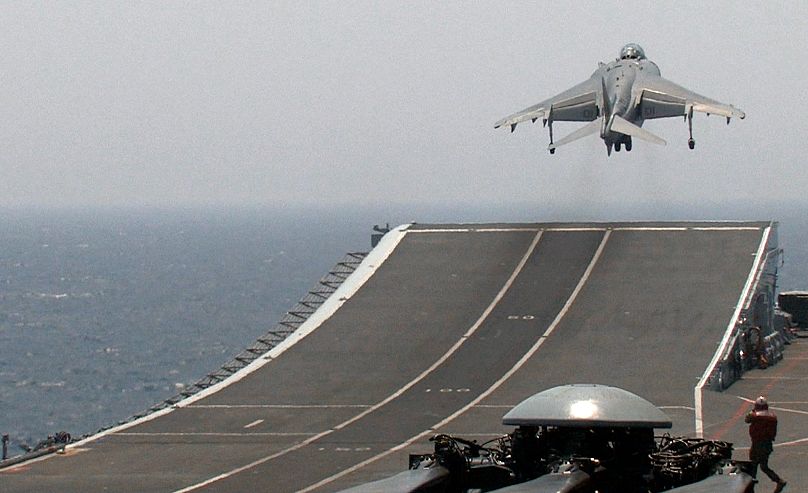 Harrier despegando de portaaviones