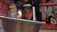 فلسطينيون يكافحون للحصول على الطعام المتبرع به في مطبخ مجتمعي في مدينة غزة، شمال قطاع غزة، السبت 26 يوليو/ تموز 2025.