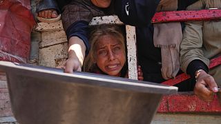 فلسطينيون يكافحون للحصول على الطعام المتبرع به في مطبخ مجتمعي في مدينة غزة، شمال قطاع غزة، السبت 26 يوليو/ تموز 2025.
