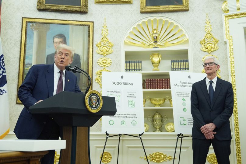 Donald Trump faz anúncio sobre a Apple com o CEO da Apple, Tim Cook, no Salão Oval, quarta-feira, 6 de agosto de 2025, em Washington.
