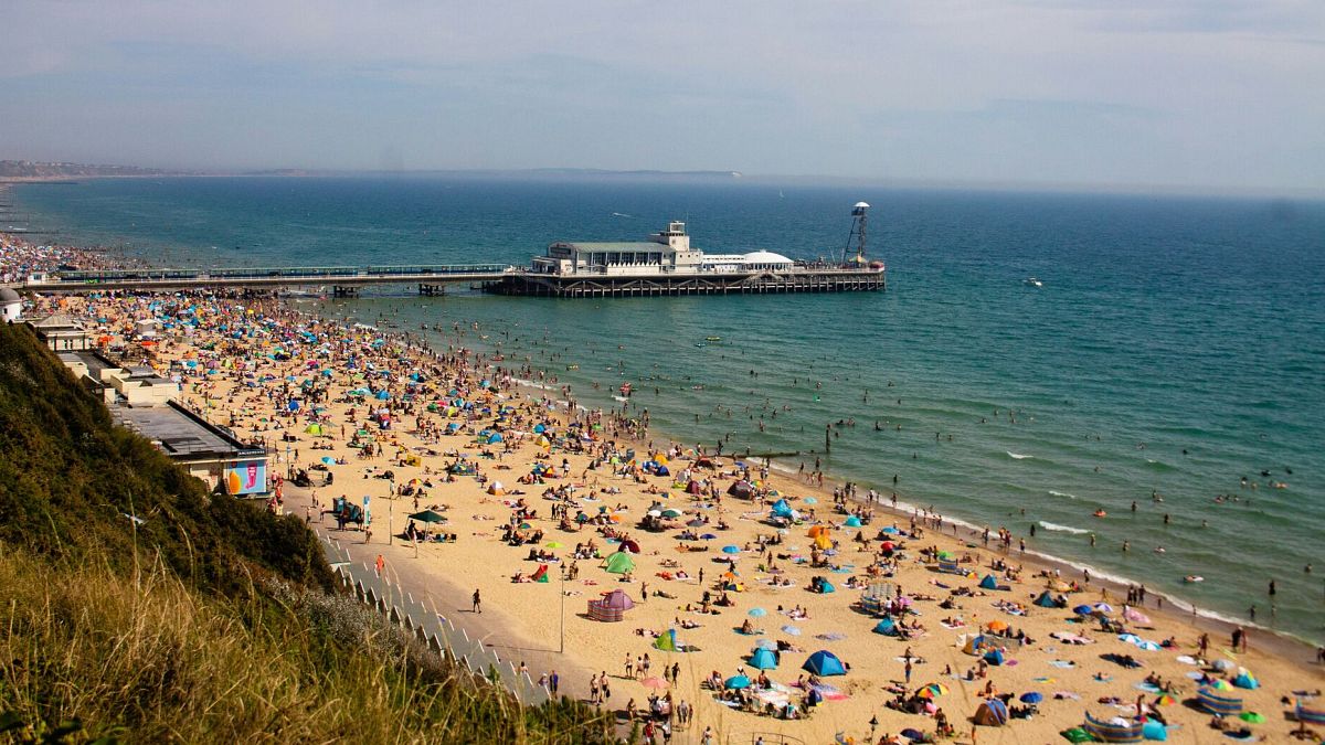 Sol, mar y arenas abarrotadas: estas son las playas más que se quejan de Europa
