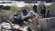 فلسطينيون يتجمعون في موقع غارة عسكرية إسرائيلية في قرية قباطية بالضفة الغربية، يوم الاثنين 4 أغسطس/آب 2025. 