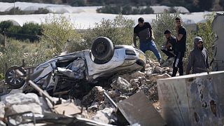 فلسطينيون يتجمعون في موقع غارة عسكرية إسرائيلية في قرية قباطية بالضفة الغربية، يوم الاثنين 4 أغسطس/آب 2025. 