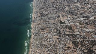 Des tentes sont visibles sur le littoral de la bande de Gaza depuis un avion C-130 de l'armée de l'air jordanienne lors d'un largage d'aide humanitaire, le 7 août 2025.