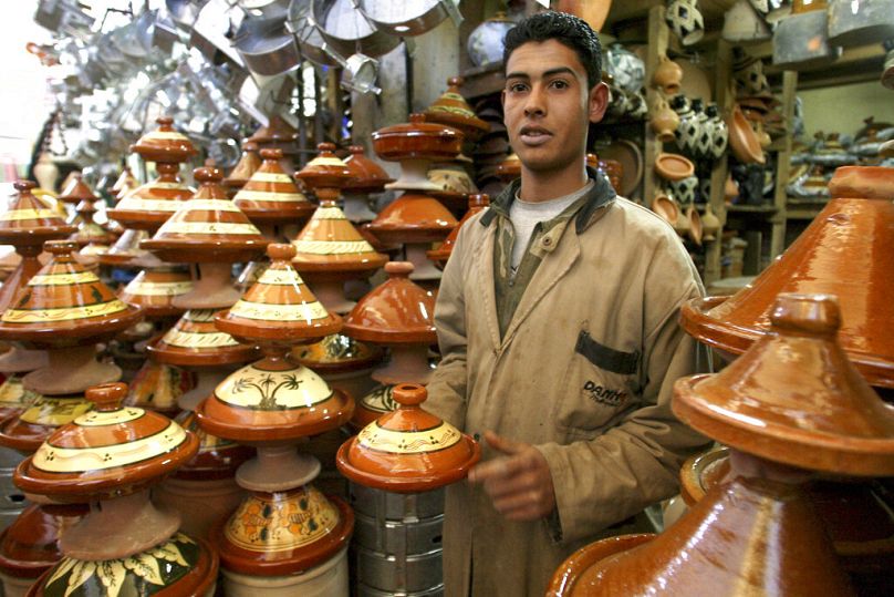  بائع يقف بين أواني الفخار في الدار البيضاء في المغرب