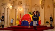 Des soldats de la garde d'honneur se tiennent à côté du cercueil de feu Ion Iliescu au palais présidentiel de Cotroceni, à Bucarest, le 6 août 2025.