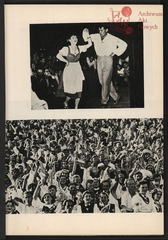 Para tancerzy oraz młodzież w polskich strojach ludowych wita zagranicznych gości, 1955 r.;1955 r.; AAN, Akta Zenona Wróblewskiego, sygn. 16.