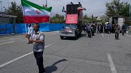یک نمازگزار در آغاز اعتراض ضد آمریکا و ضد اسرائیلی پس از نماز جمعه در تهران، ایران، جمعه، 25 ژوئیه 2025، پرچم ایران را در دست دارد.