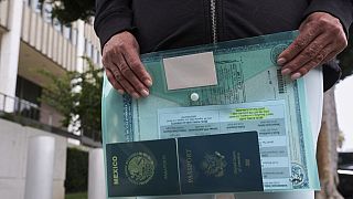  مواطنة أميركية تمسك بجوازي سفرها الأميركي والمكسيكي