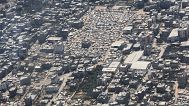یک اردوگاه چادری در شهر غزه از داخل یک هواپیمای C-130 نیروی هوایی اردن در جریان پرتاب هوایی کمک‌های بشردوستانه برای فلسطینی‌ها در نوار غزه، پنجشنبه، ۷ آگوست ۲۰۲۵ 