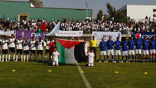 اللاعبون الفلسطينيون والأجانب قبل مباراة لكرة القدم في اليوم الأول من بطولة كأس العالم المقامة في غزة، في مدينة غزة، الأحد 2 مايو/ أيار 2010.
