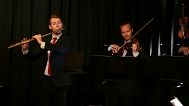 El flautista principal de la Orquesta Sinfónica de Viena, Stefan Tomaschitz, actúa en el taller del carpintero Elmar Kalb, en Dornbirn, Austria - 1 de agosto de 2025.