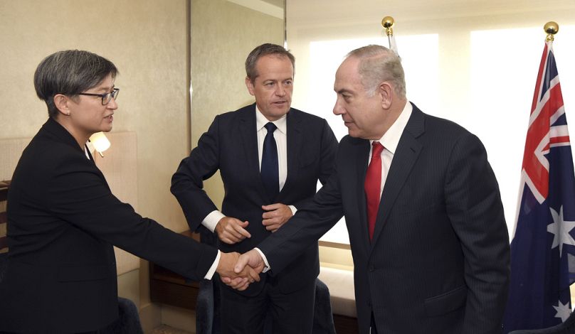 Primeiro-ministro de Israel, Benjamin Netanyahu cumprimenta Penny Wong em Sydney, sexta-feira, 24 de fevereiro de 2017