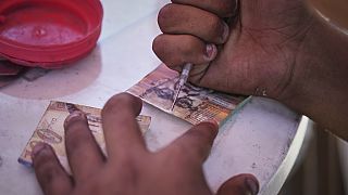 رجل فلسطيني يصلح عملة إسرائيلية بالية يوم الأربعاء 9 يوليو 2025 في مدينة غزة.