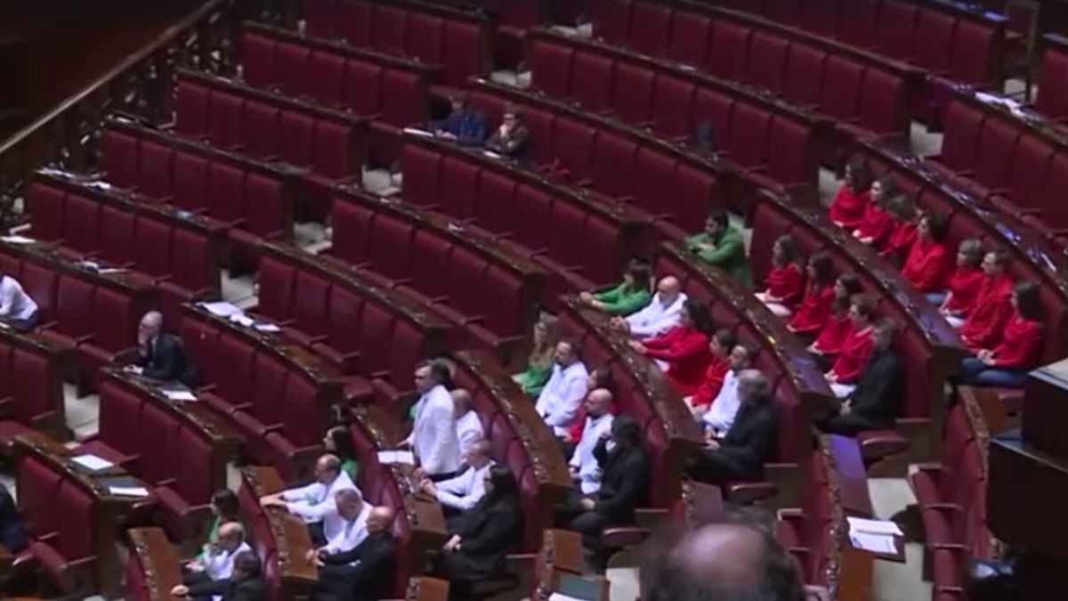 إيطاليا: ألوان العلم الفلسطيني تكسو مقاعد البرلمان في احتجاج لنواب المعارضة