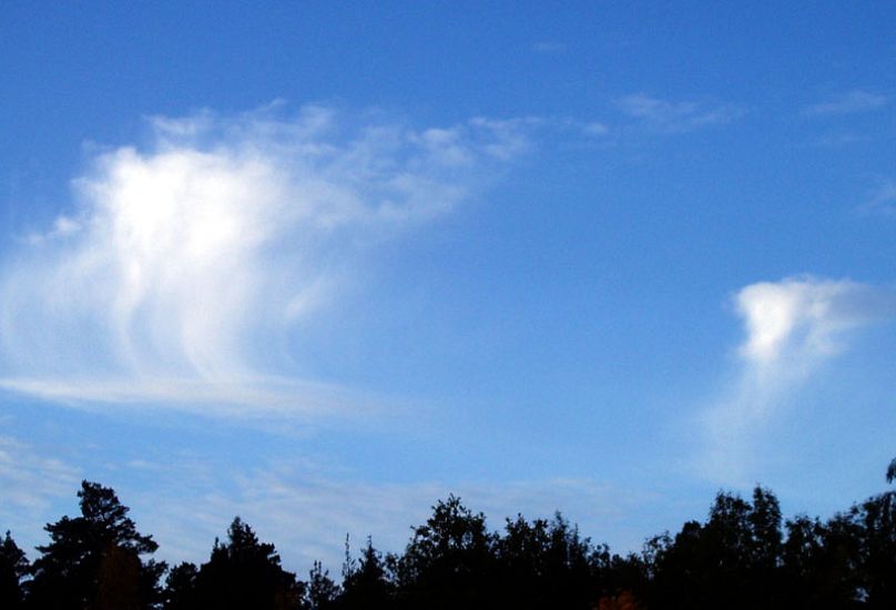 Virga cayendo desde altocúmulos