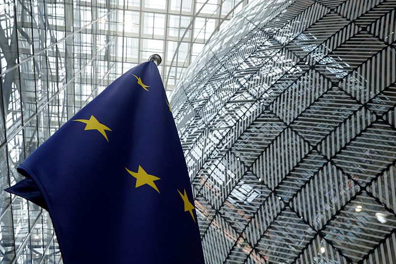 La bandiera dell'Unione Europea sventola all'interno dell'atrio dell'edificio del Consiglio europeo a Bruxelles, 17 giugno 2024