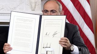 Ο πρωθυπουργός της Αρμενίας Νικολ Πασινιάν κρατάει υπογεγραμμένη τριμερή συμφωνία κατά τη διάρκεια τελετής με τον πρόεδρο του Αζερμπαϊτζάν Ιλχάμ Αλίεφ και τον πρόεδρο Ντόναλντ Τραμπ, 8 Αυγούστου 2025.