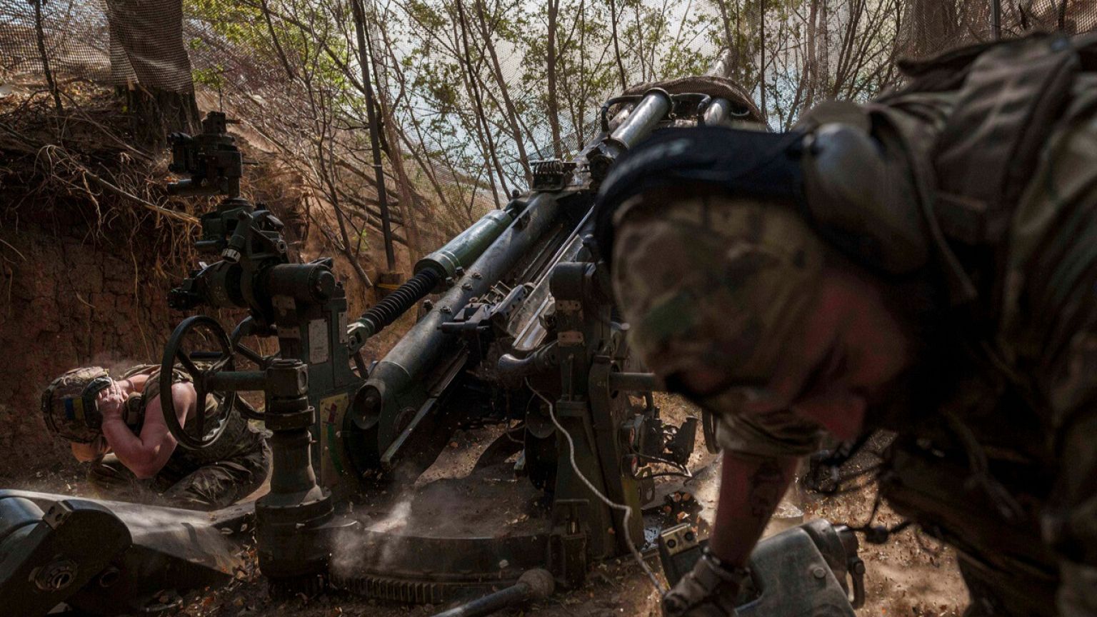 Des militaires ukrainiens de la 148e brigade d'artillerie tirent avec un obusier M777 en direction des positions russes sur la ligne de front dans la région de Zaporizhzhia, en Ukraine, le 7 août 2025.