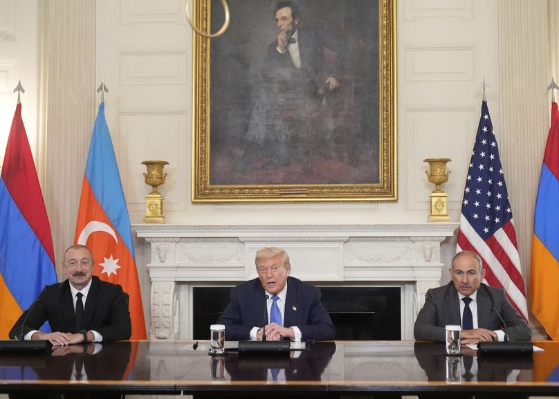 Prezydent Donald Trump podczas trójstronnej ceremonii podpisania porozumienia z prezydentem Azerbejdżanu Ilhamem Alijewem oraz premierem Armenii Nikołem Paszynianem.  