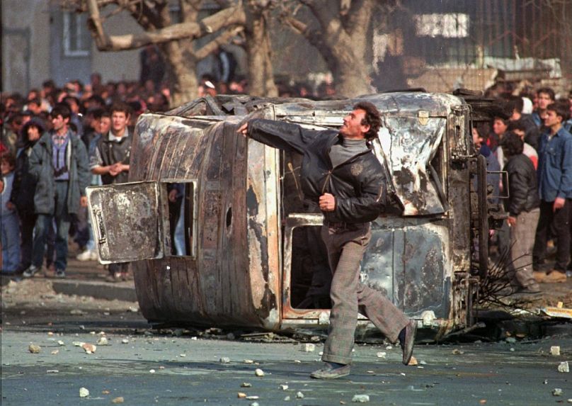 Kormányellenes tüntetés a tengerparti Vlorában, 1997 februárjában