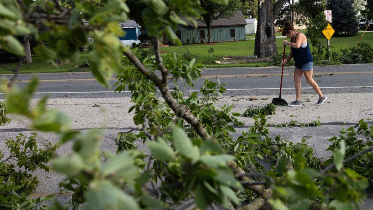Flash floods batter US midwest leaving thousands without power