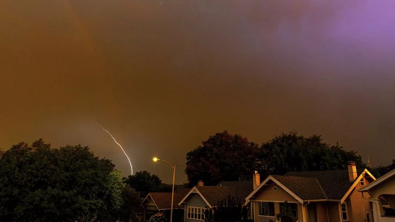 Arco-íris é visto enquanto relâmpagos atingem a região durante uma tempestade matinal que trouxe ventos fortes para a área de Omaha, Nebraska, no sábado, 9 de agosto de 2025