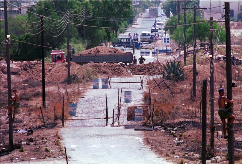 Οδόφραγμα Δερύνειας 1996