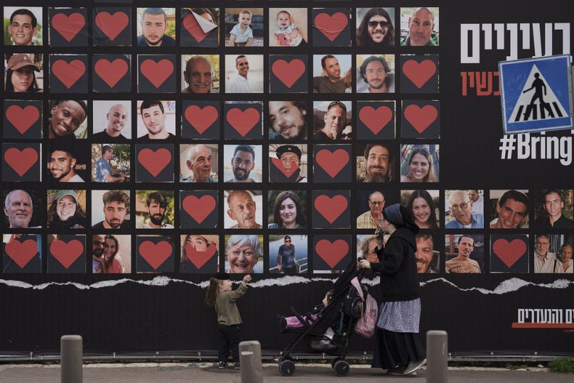 Eine Wand mit Fotos von Geiseln, 26. Februar 2024
