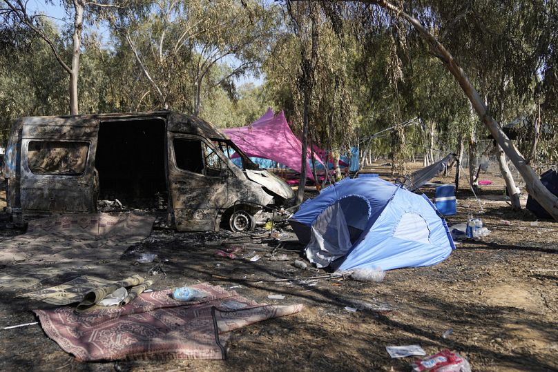Zelte, Trümmer und ein ausgebrannter Lieferwagen auf dem Gelände eines Musikfestivals im Süden Israels, 12. Oktober 2023