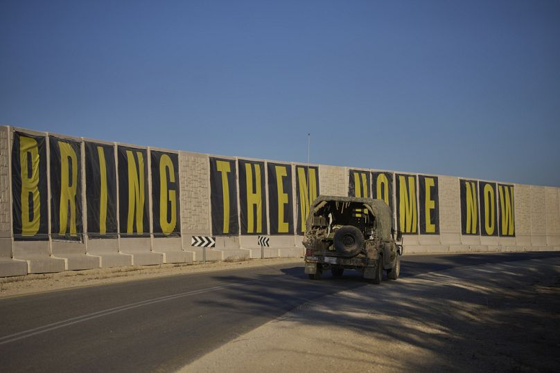 Ein Fahrzeug der israelischen Armee fährt in der Nähe der Grenze zwischen Israel und dem Gazastreifen, 6. Juli 2025